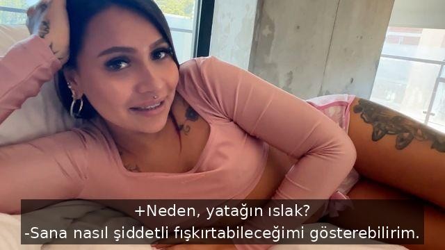 Dövme Yaptırdığı Adamın Sikini Amcık İçine Boşaltıyor
